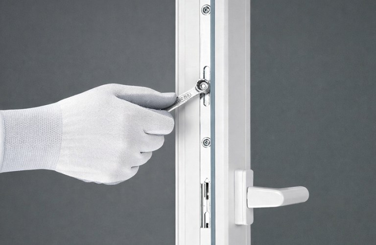 Tryb zimowy i letni – jak działa sezonowaregulacja okien?